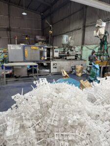 Máy ép nhựa đang vận hành trong xưởng sản xuất, minh họa thời gian sản xuất đơn hàng ép nhựa theo yêu cầu.