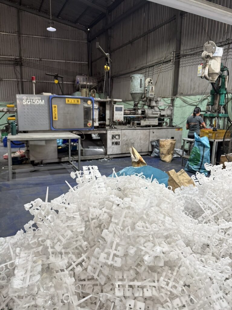 Máy ép nhựa đang vận hành trong xưởng sản xuất, minh họa thời gian sản xuất đơn hàng ép nhựa theo yêu cầu.